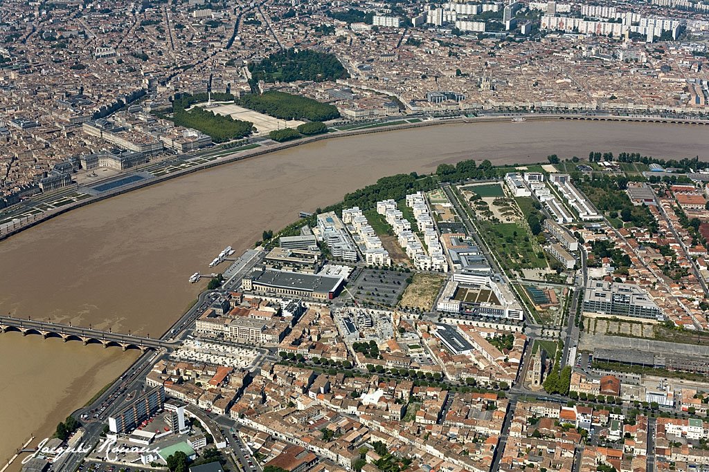 Vue aérienne de Bordeaux et de la Garonne de