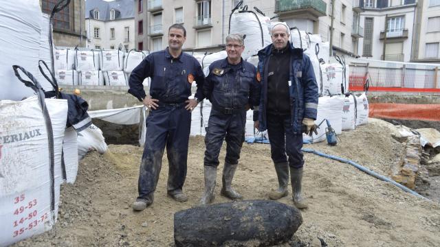 Les démineurs posent devant la bombe désamorcée.