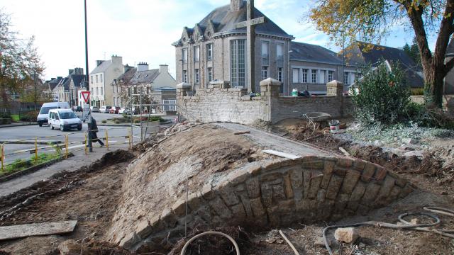 Le dôme du mystérieux édifice, mis à jour par les terrassiers.