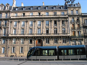 Vue du tramway passant devant l'hôtel de ville de Bordeaux