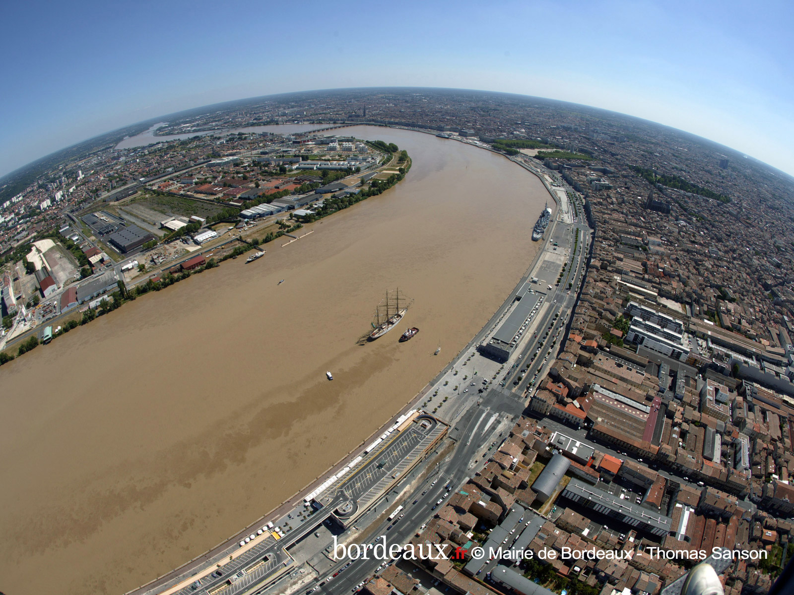 Vue aérienne de la Garonne à Bordeaux