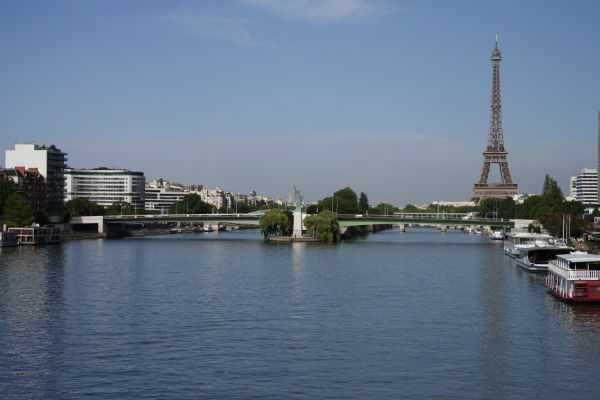 Vue du pont de Grenelle et la tour Eiffel depuis la Seine.