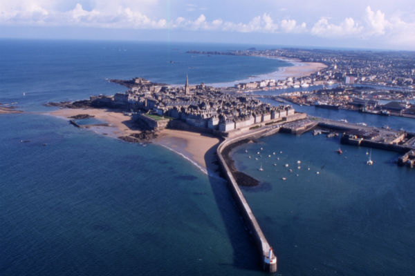 Vue aérienne des remparts de Saint-Malo