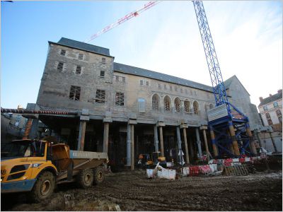 Le couvent des Jacobins de Rennes, reposant sur des piliers à 14 mètres au-dessus du sol.