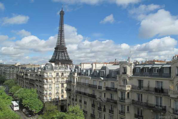 Tour Eiffel vue des toits de Paris