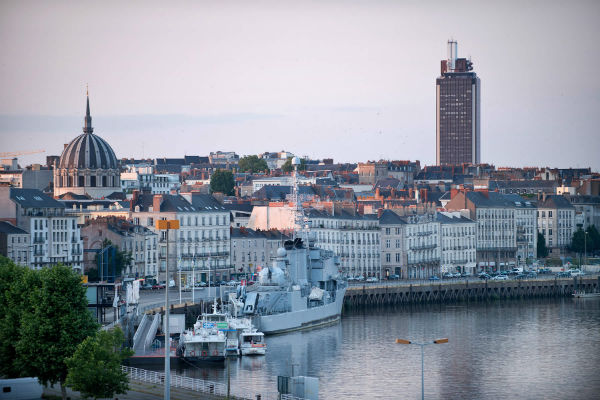 Les quais de la Loire à Nantes à la tombée du jour