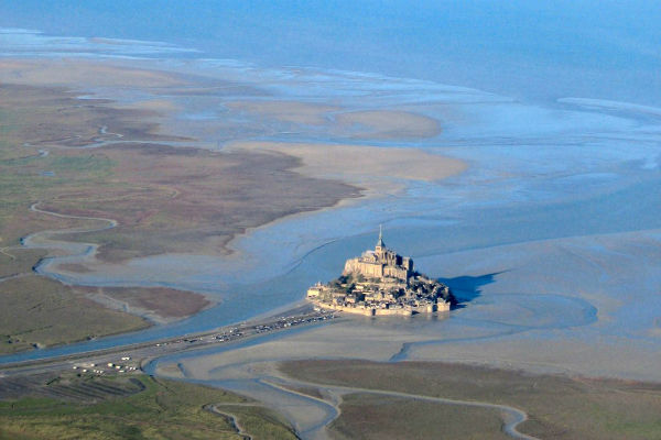 Vue du Mont-Saint-Michel à marée basse