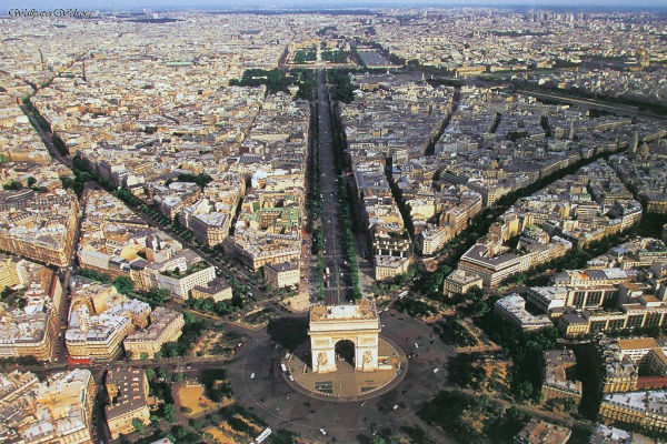 Vue aérienne de la place de l'Étoile et de ses rues adjacentes