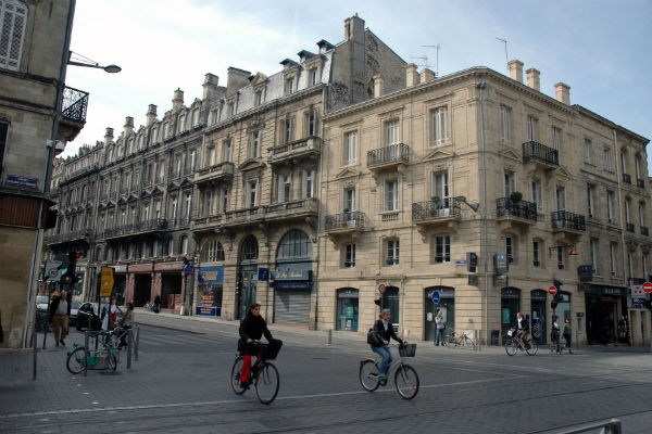 Cyclistes dans le centre-ville de Bordeaux