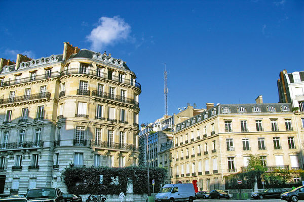 Immeuble parisien en été