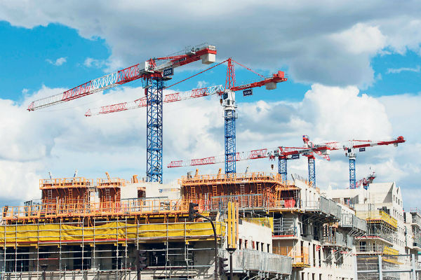 Grues en action sur un chantier de construction de logements