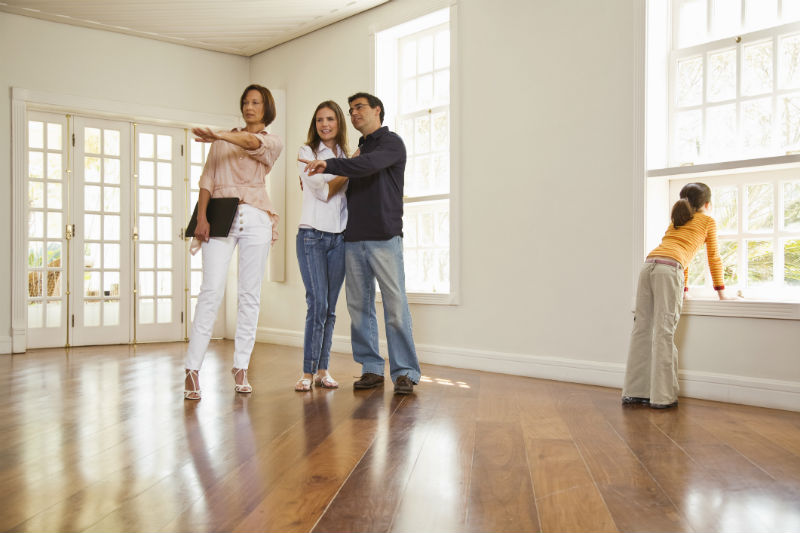 Jeune famille visitant un appartement neuf