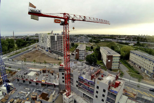 Grues en activité sur un chantier de logements