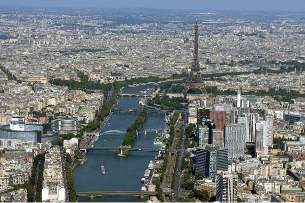 Vue aérienne de la Seine et de la tour Eiffel