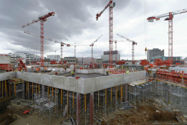 Grues en action sur un chantier d'appartements neufs