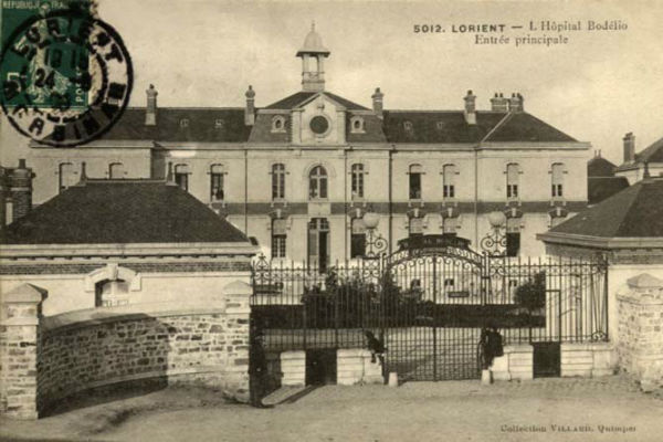 Carte postale présentant l'ancien hôpital de Lorient