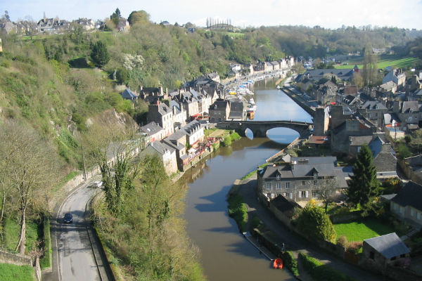 Vue de Dinan au bord de la Rance