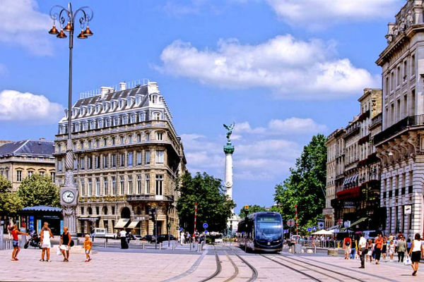 Tramway dans le centre de Mérignac