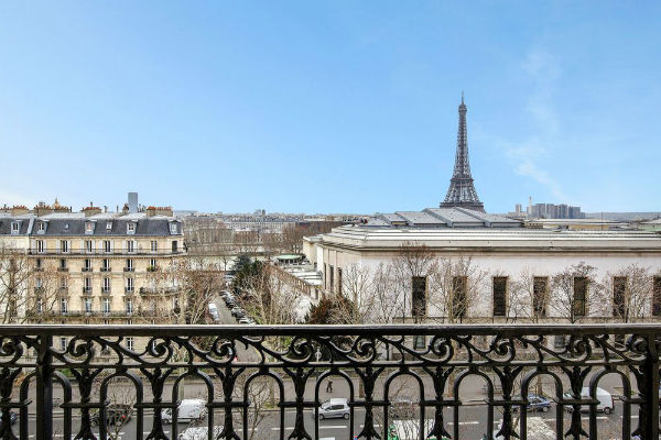 Vue du balcon d'un appartement du 16e arrondissement parisien