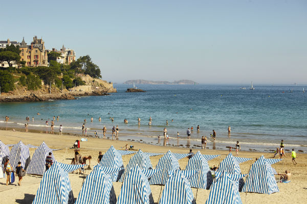 La plage de Dinard et ses tentes bleues