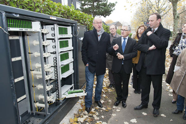 L'équipe municipale de Vannes visitant un chantier de fibre optique