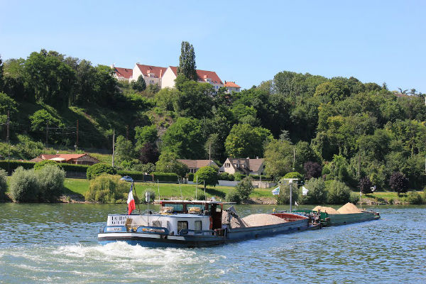 Péniche de transport sur la Seine