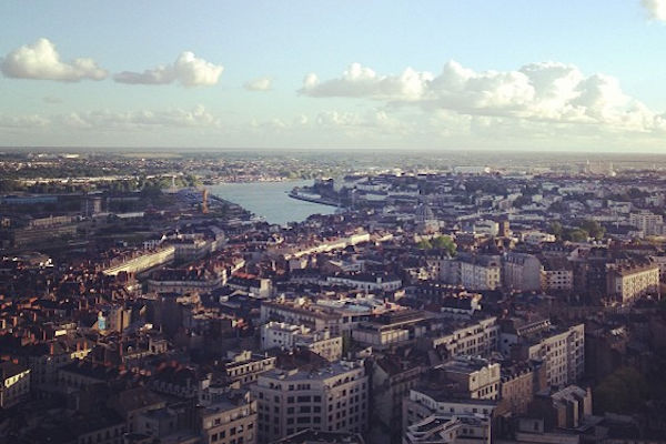 Vue aérienne de Nantes au crépuscule