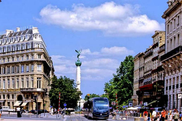 Tramway dans le centre historique de Bordeaux
