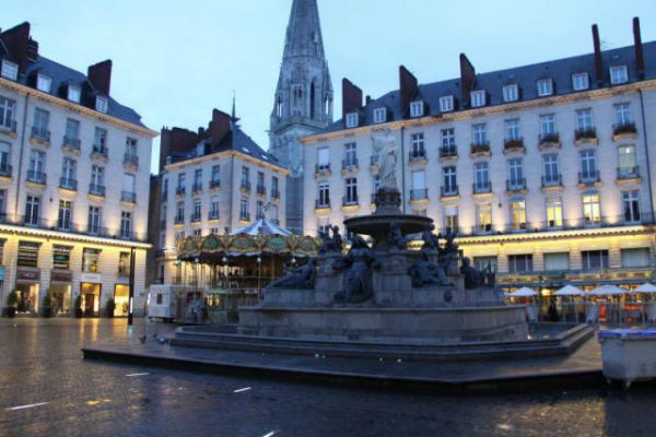 Une place de Nantes, illuminée