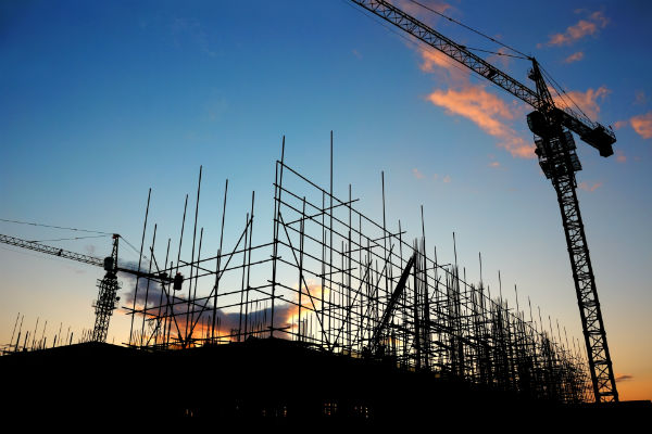 Grues de construction sur un bâtiment