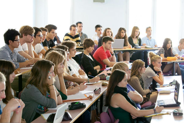 Étudiant en classe