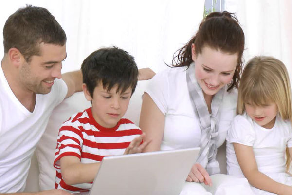 Famille devant l'ordinateur