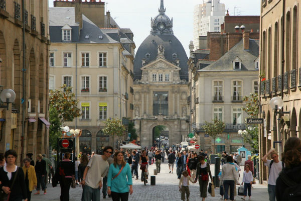 Dans les rues piétonnes du vieux Rennes