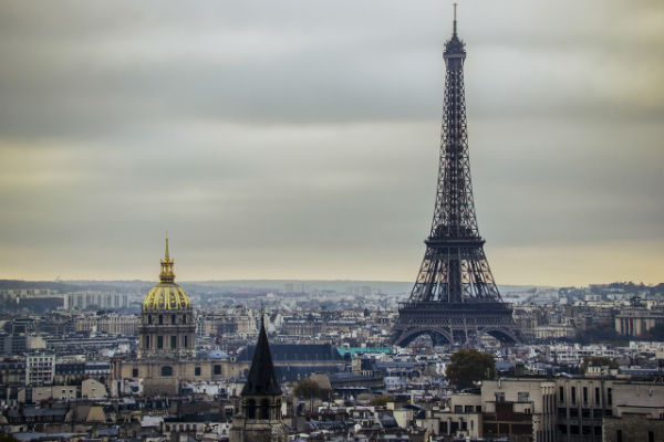 La tour Eiffel et Paris, le soir