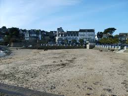 La ville de Loguirec, vue de la plage.